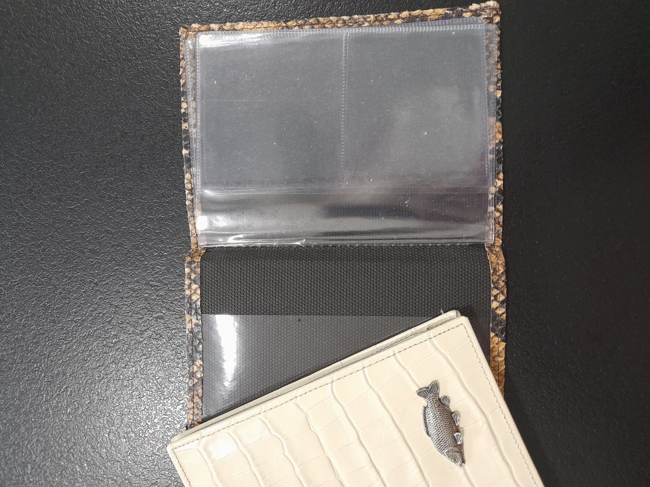 Bőr igazolványtartó tok halas mintával Bőr igazolványtartó tok halas mintával