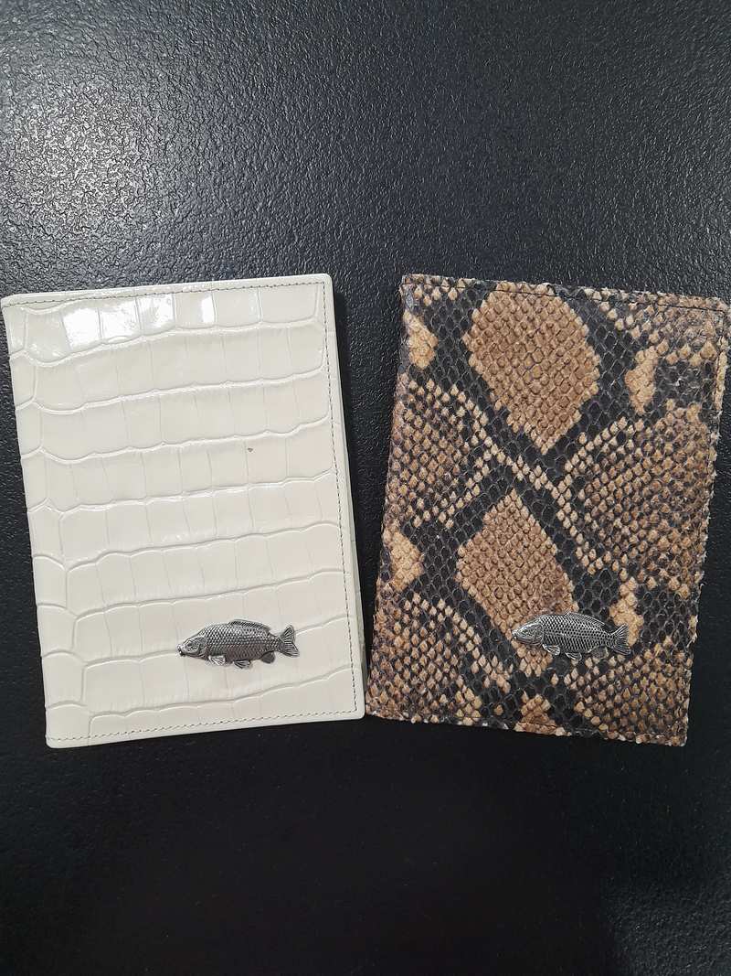 Bőr igazolványtartó tok halas mintával Bőr igazolványtartó tok halas mintával